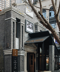 据说这家店的LV中古包款式最多,还有88元的LV手镯