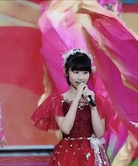 春晚开场女孩是谁?身居C位,毫不怯场