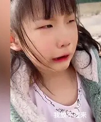 女孩放假不写作业被妈妈带去放羊,一看羊群直接崩溃