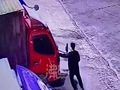 男子徒手阻挡车被碾死