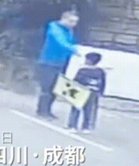 男孩被一对父子扇耳光