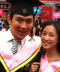 �����ع������飬Ů���Ǵ�ѧͬѧ