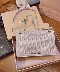 2021�¿�miumiu ˮ�������� ����ɫ��Ů�ı�ը