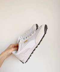 ��������˶�С��Ь��������һ˫�����ӵ�У�������ľ���