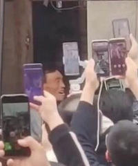 小面只卖3元的拉面哥被当猴围观