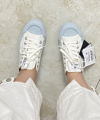 �����ֱ�������Ь����ɫ��ÿ�Ҳ��ĥ��