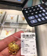 408每克拿下周大福长命锁,开心