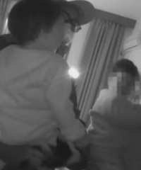 她把一岁娃反锁在屋里