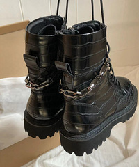 ����һ˫�ᵽ��ը������ѥ����AС���ر�