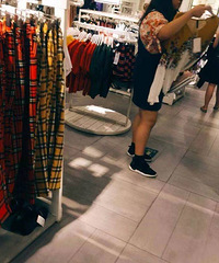 大家有没有感觉,在商场女装专柜几乎看不到什么95后在逛?