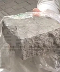 两斤半砖头从天而降,差点砸中她们