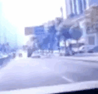 万州俩货车压扁小轿车,女司机死亡