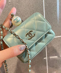 春天里的一抹小绿,Chanel 21ss一枚带珠光的珍珠小卡
