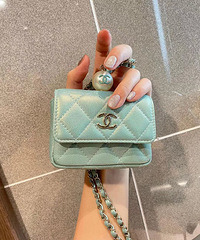 春天里的一抹小绿,Chanel 21ss一枚带珠光的珍珠小卡