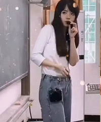 重庆某高校老师撞脸Lisa,你觉得像吗