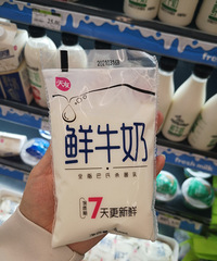 娃不喝奶粉只有逛超市买鲜奶了,成分表看到头痛!