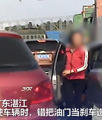 女子忘拉手刹,闺蜜帮踩油门致撞车