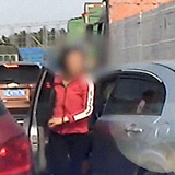 闺蜜帮踩油门导致撞车