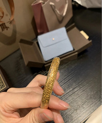看个电影的空隙,买了周大福传承镂空手镯