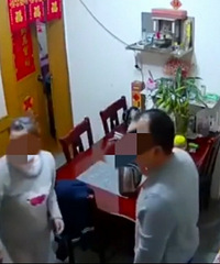 因玩得太晚,父亲劝说,儿子当着同学的面暴打父亲