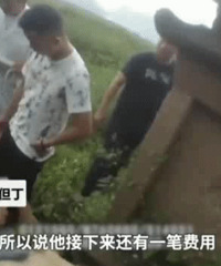 自学盗墓被砸骨折,躺担架指认现场