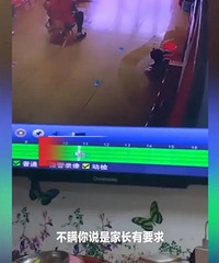1岁女童遭男孩猛扇4耳光,蹲尿盆40分钟无人管