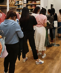 大家身边的人真的在抵制阿迪、耐克、优衣库吗?居然这么多人逛?