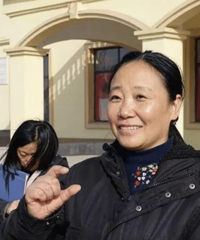 “天使妈妈”收养118名弃婴却…