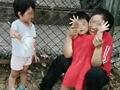 年轻妈妈带两孩子跳楼
