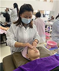 政府出钱,家门口就能学西点缝纫…