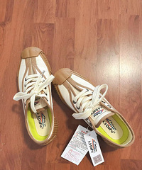 ��è���µ�һ˫��Ծ��һ�򿪣����û�������