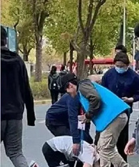 中考篮球0分,孩子跪在地上求裁判,还拿头撞栏杆