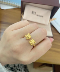 入手周生生小猪戒指,上手真的超级乖