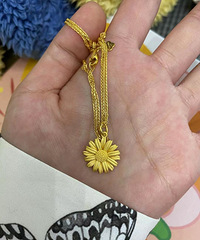 小雏菊好好看,最后买了哑光得小雏菊项链和一条小手链,快乐