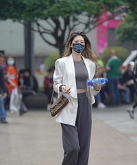 最新重庆街拍,打望北城天街小姐姐们春天怎么穿的?