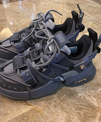 �ֲ������̹���Ůͬ���ϵ�Ь���Ͻ������Ҳ�����Ա��أ��ÿ�