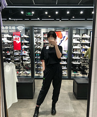 王一博代言安踏官宣第一天,get一博allblack同款