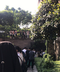 今天奥莱Nike打折厉害很多人昨天晚上就去排队了,不抵制了?