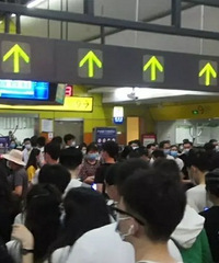 重庆给力哦,因为人流量大,地铁站免票