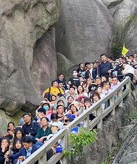 五一节去景区爬山,被要求集体坐下