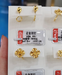 约集美去买母亲节礼物,结果她自己挑上瘾了···