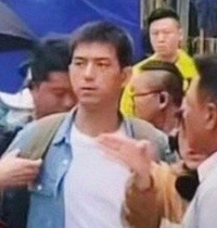 ż������������ϴ���ͷ�����¾�