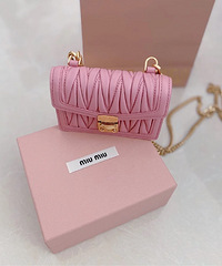 ������˰�ǵ��²�MIUMIU����б�����������ר����ˣ�