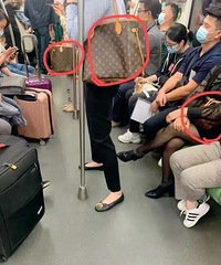 现在坐地铁LV都是标配了?现在的人都这么有钱吗?