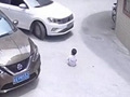 她把小孩放路中央被压