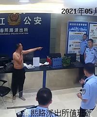 一男子在成都春熙路派出所扬刀自杀
