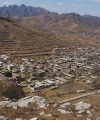 这个男人直播赚的钱,都藏在北京山区这所学校里