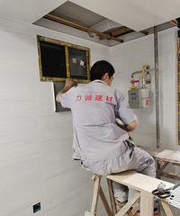 家里的厨房卫生间吊顶安完了,师傅尽职尽责让我感动