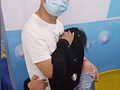 女孩晕针抱紧男同事