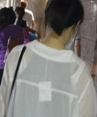 走在路上看到这一幕,该不该告诉她